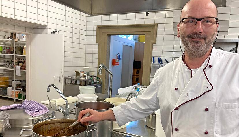 Küchenleiter Thomas Roderus rührt noch in der Soße im Topf, dann muss er los, die Lebensmittellieferung verräumen.
Fotos: Susanne Schwarzbürger