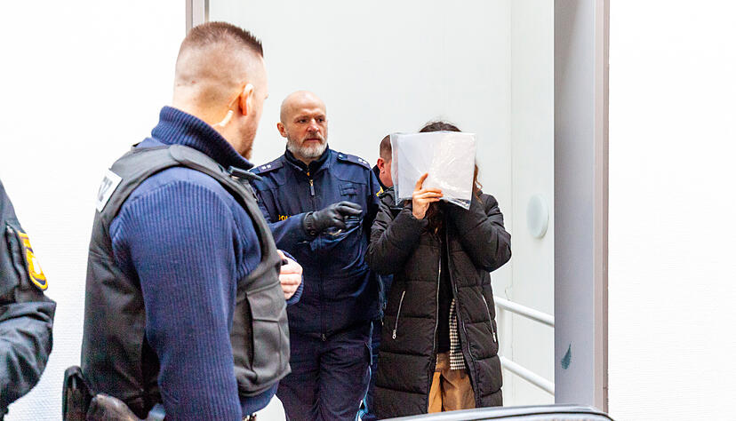 Eine angeklagte 24-Jährige kommt zum Mordprozess um die Tötung einer Doppelgängerin.