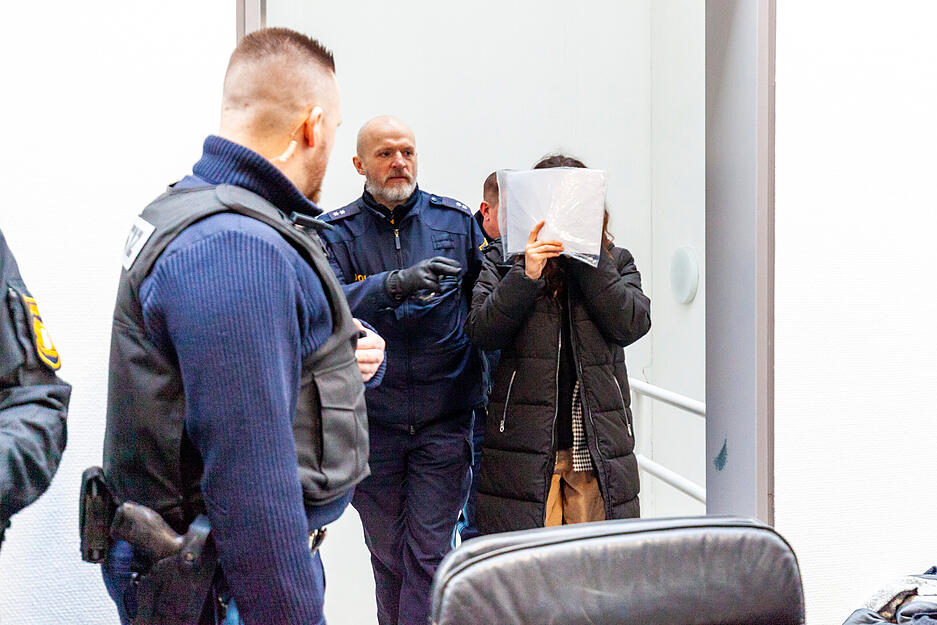 Eine angeklagte 24-Jährige kommt zum Mordprozess um die Tötung einer Doppelgängerin. Eine angeklagte 24-Jährige kommt zum Mordprozess um die Tötung einer Doppelgängerin.