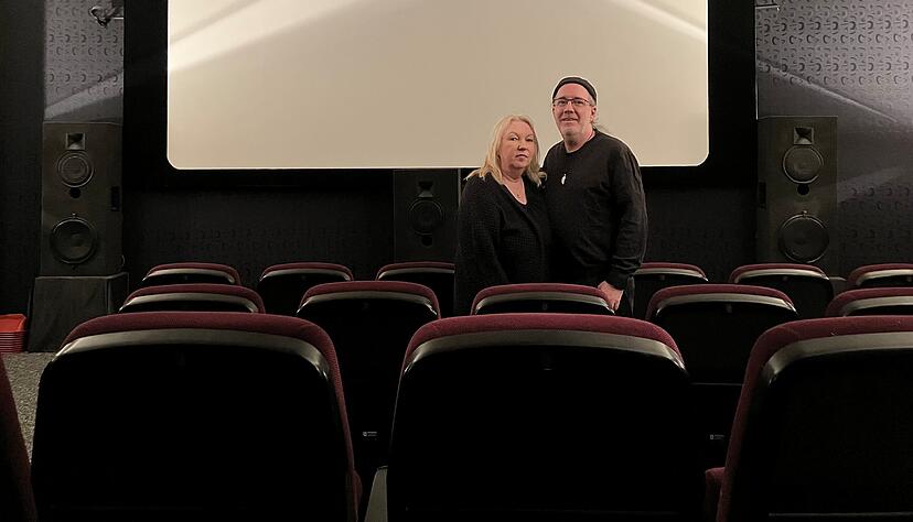 Bald bleibt das Licht im Holi aus: Ralph Gläser und seine Frau Elke bedauern das Ende vom kleinen, gemütlichen Programmkino.