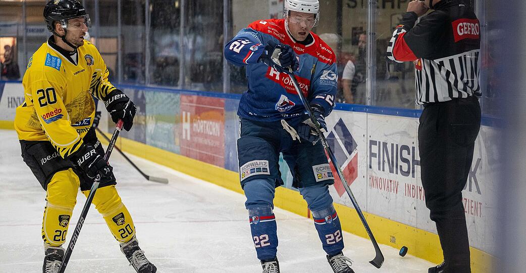 Das erste Aufeinandertreffen mit den Bayreuth Tigers war eine klare Angelegenheit. Thore Weyrauch (rechts) und die Falken siegten mit 10:1.