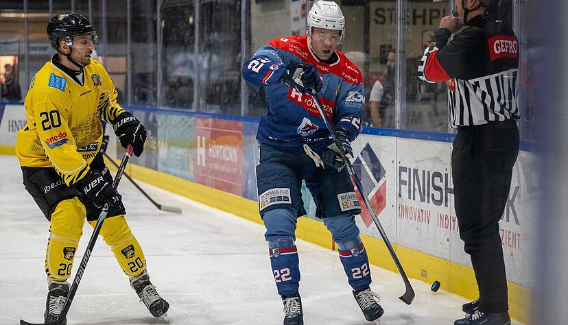 Das erste Aufeinandertreffen mit den Bayreuth Tigers war eine klare Angelegenheit. Thore Weyrauch (rechts) und die Falken siegten mit 10:1.