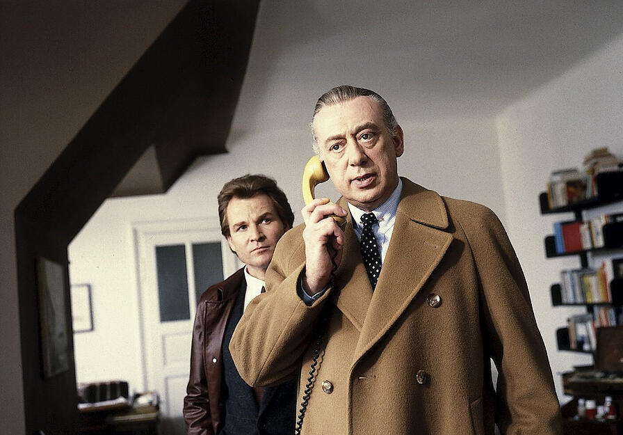 Oberinspektor Derrick (Horst Tappert, vorne) und Inspektor Klein (Fritz Wepper) in einer Szene der Folge "Das Alibi" der Fernsehkrimiserie «Derrick».