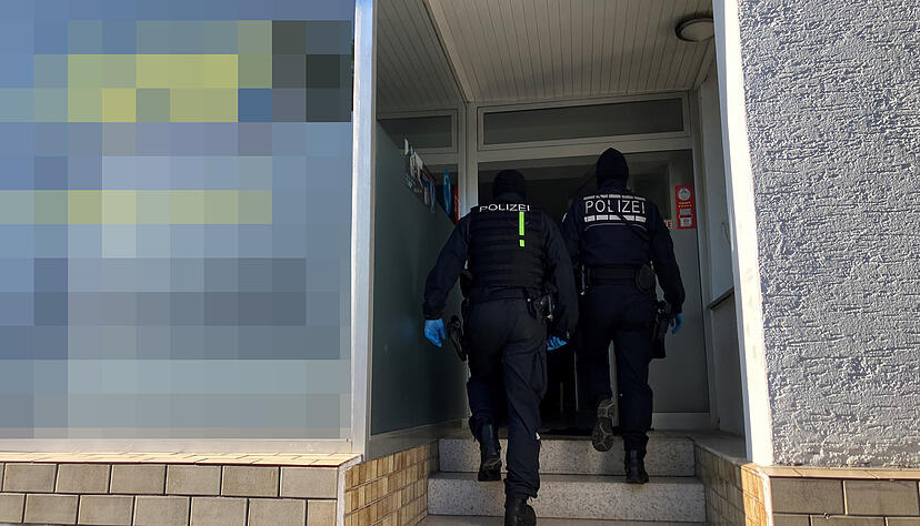 Vergangenen Mittwoch durchsuchte die Polizei die R&auml;ume einer Fahrschule in Heilbronn. Insgesamt wurden zw&ouml;lf Menschen festgenommen.