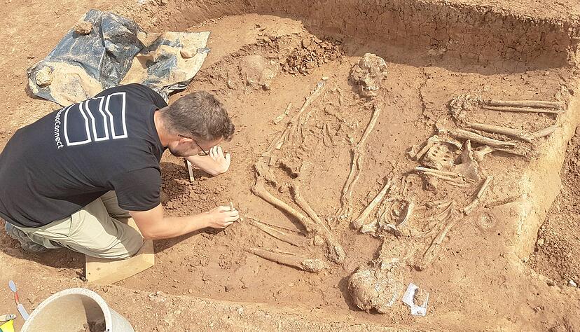 In manchen Gr&auml;bern der Schnurkeramik wurden mehrere Menschen bestattet. Arch&auml;ologe Frank Brodbeck legte eines frei.
Foto: Landesamt f&uuml;r Denkmalpflege/ArchaeoConnect GmbH, Sybil Harding