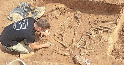 In manchen Gr&auml;bern der Schnurkeramik wurden mehrere Menschen bestattet. Arch&auml;ologe Frank Brodbeck legte eines frei.
Foto: Landesamt f&uuml;r Denkmalpflege/ArchaeoConnect GmbH, Sybil Harding