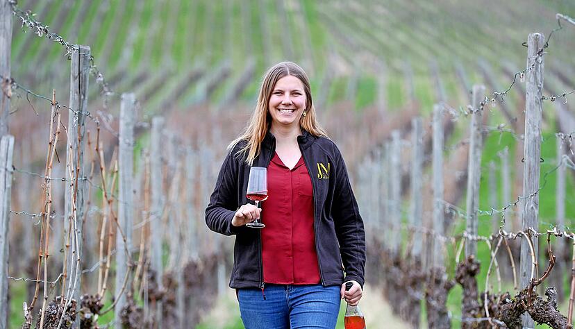 Jule Mayr gewinnt aus ihren Weinbergen in Hohenhaslach sieben verschiedene Weine. Foto: Ralf Seidel Jule Mayr gewinnt aus ihren Weinbergen in Hohenhaslach sieben verschiedene Weine. Foto: Ralf Seidel