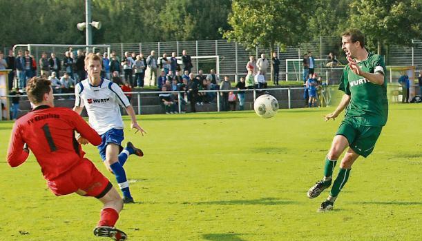 Der Gaisbacher Nicolas Baur (rechts) erzielt in der letzten Minute das 3:1 im Stadtderby gegen den FV K&uuml;nzelsau.Foto: Kurt Gesper