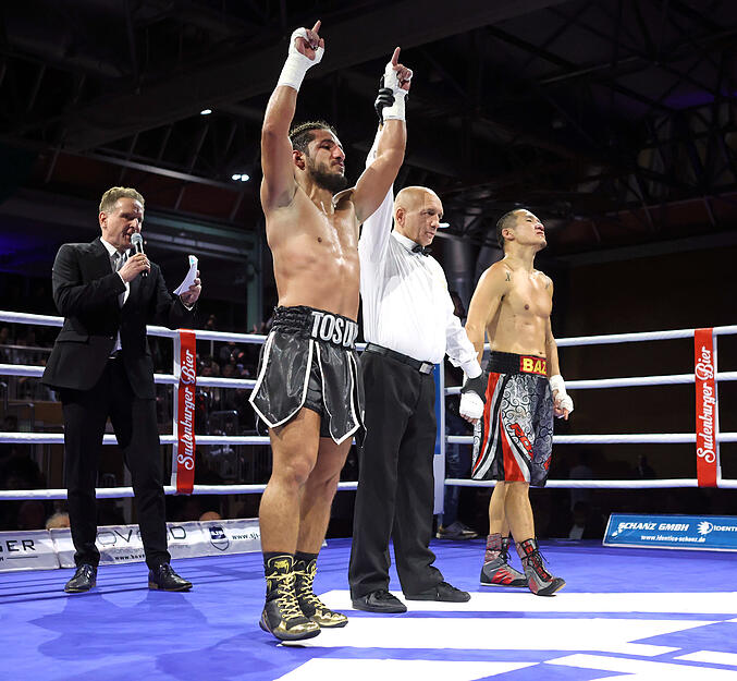 Boxnacht in der Römerhalle Heilbronn. Hakan Tosun (Heilbronn) gegen Bazargus Jugder (Mongolei) Boxnacht in der Römerhalle Heilbronn. Hakan Tosun (Heilbronn) gegen Bazargus Jugder (Mongolei)