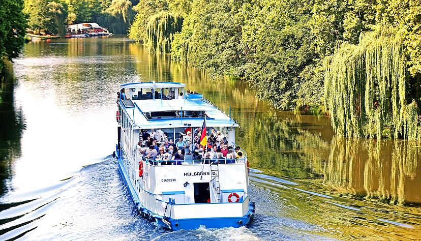 Vollbesetzte Personenschiffe dem Neckar bei Heilbronn gehören derzeit der Vergangenheit an. Im kommenden Jahr soll die Neckarschifffahrt aber wiederbelebt werden. Vollbesetzte Personenschiffe dem Neckar bei Heilbronn gehören derzeit der Vergangenheit an. Im kommenden Jahr soll die Neckarschifffahrt aber wiederbelebt werden.