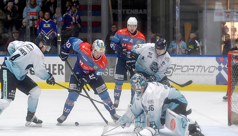 Es war über weite Strecken ein zähes Unterfangen für die Heilbronner Falken mit Nolan Ritchie (2.v.l.) und Thore Weyrauch (3.v.l.), um gegen die Lindau Islanders zur Torchancen zu kommen.