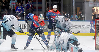 Es war über weite Strecken ein zähes Unterfangen für die Heilbronner Falken mit Nolan Ritchie (2.v.l.) und Thore Weyrauch (3.v.l.), um gegen die Lindau Islanders zur Torchancen zu kommen.