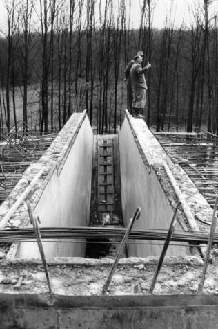 Im Langen Grund entstehen im März 1961 fünf kleinere Triebwerksprüfstände. Sie ruhen auf Stahlbetonfundamenten und sind in den Hang hineingebaut. Im Langen Grund entstehen im März 1961 fünf kleinere Triebwerksprüfstände. Sie ruhen auf Stahlbetonfundamenten und sind in den Hang hineingebaut.