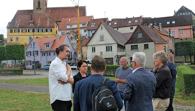 Als Landtagsabgeordneter ist Erwin Köhler (links) oft im Austausch. In Lauffen ging es mit der Landtagskollegin Barbara Säbel um den Denkmalschutz.
Foto: Friedhelm Römer Als Landtagsabgeordneter ist Erwin Köhler (links) oft im Austausch. In Lauffen ging es mit der Landtagskollegin Barbara Säbel um den Denkmalschutz.
Foto: Friedhelm Römer