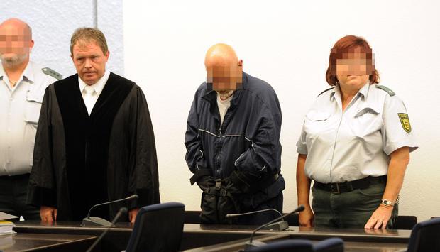 Der Angeklagte Detlef S., links neben ihm steht sein Anwalt Peter Mende, Archivfoto vom (29.08.2011). Der Angeklagte Detlef S., links neben ihm steht sein Anwalt Peter Mende, Archivfoto vom (29.08.2011).