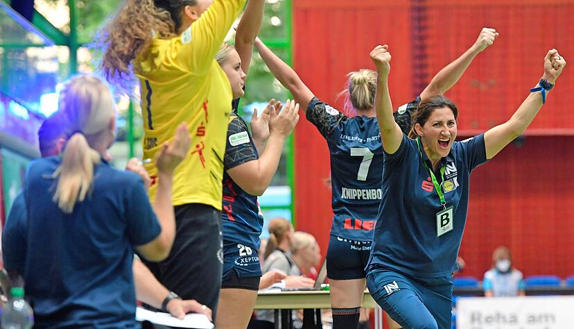 Jubelstimmung, nicht nur bei Neckarsulms Trainerin Tanja Logvin (rechts). Die Sport-Union sorgt besonders mit einem beherzten 8:0-Lauf in der ersten Hälfte für Stimmung in der Ballei.
Foto: Mario Berger Jubelstimmung, nicht nur bei Neckarsulms Trainerin Tanja Logvin (rechts). Die Sport-Union sorgt besonders mit einem beherzten 8:0-Lauf in der ersten Hälfte für Stimmung in der Ballei.
Foto: Mario Berger