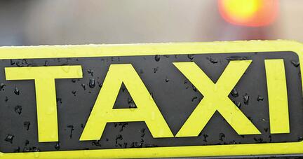 ARCHIV - Ein Taxischild ist am 30.10.2012 in Hamburg auf einem Taxi zu sehen. In Frankfurt beginnt am 25.07.2013 der zweite Prozess gegen einen Taxifahrer wegen fahrlässiger Tötung. Foto: Daniel Bockwoldt/dpa +++(c) dpa - Bildfunk+++ ARCHIV - Ein Taxischild ist am 30.10.2012 in Hamburg auf einem Taxi zu sehen. In Frankfurt beginnt am 25.07.2013 der zweite Prozess gegen einen Taxifahrer wegen fahrlässiger Tötung. Foto: Daniel Bockwoldt/dpa +++(c) dpa - Bildfunk+++
