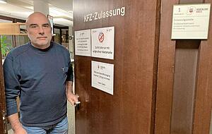 Karlheinz Haaf leitet die Kfz-Zulassungsstelle im Landratsamt. Die meisten Kunden bevorzugen weiterhin das analoge System, was auch daran liegt, dass sie ohne Anmeldung im Durchschnitt nur zw&ouml;lf bis 15 Minuten warten m&uuml;ssen.