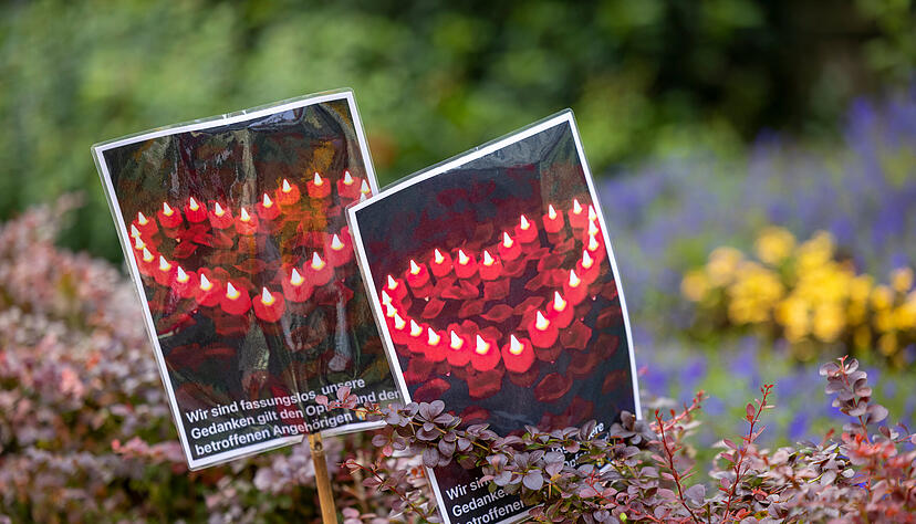 Nach der Messerattacke auf dem Solinger Stadtfest haben Menschen in der Nähe des Tatortes Blumen und Kerzen niedergelegt. Bei einer Attacke auf der 650-Jahr-Feier der Stadt Solingen hat es Todesopfer und Verletzte gegeben.