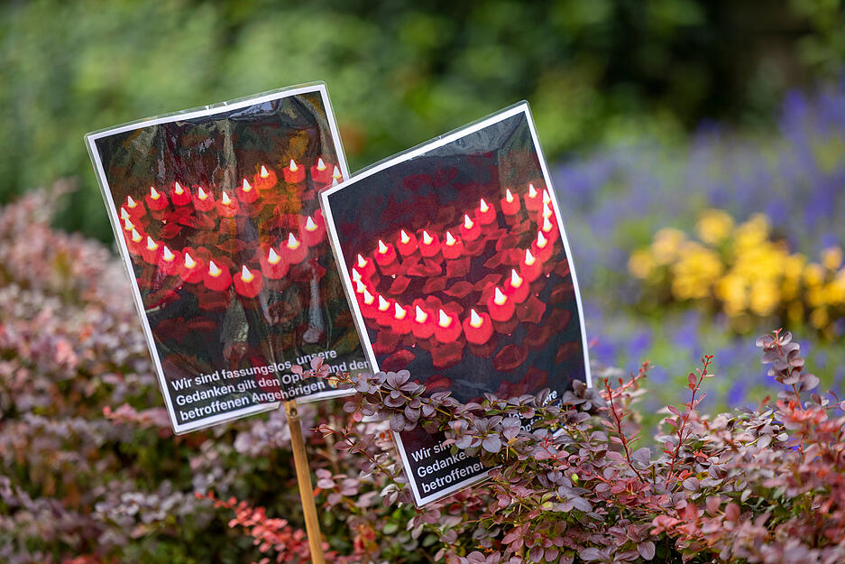 Nach der Messerattacke auf dem Solinger Stadtfest haben Menschen in der Nähe des Tatortes Blumen und Kerzen niedergelegt. Bei einer Attacke auf der 650-Jahr-Feier der Stadt Solingen hat es Todesopfer und Verletzte gegeben.