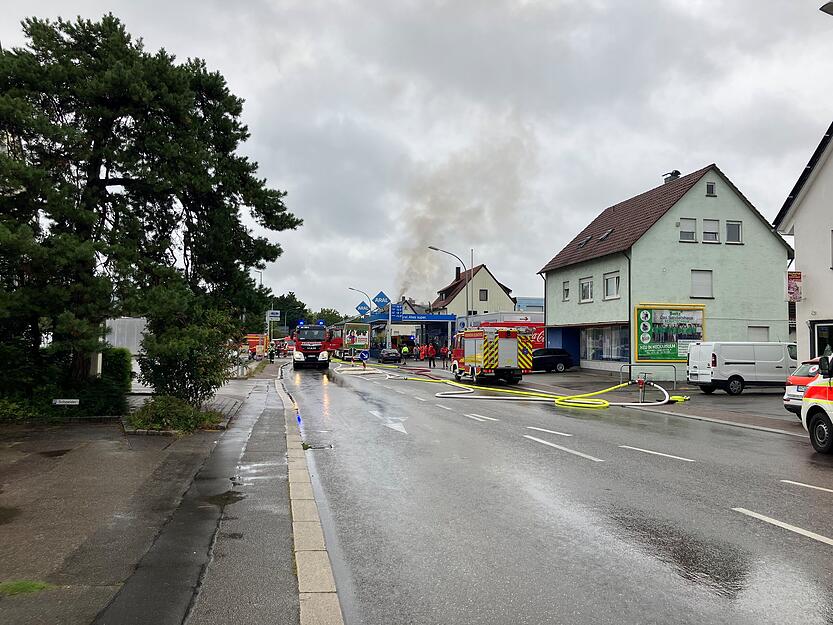 Die Feuerwehr ist für Löscharbeiten im Einsatz. Doch dafür muss die B39, an der sich das betroffene Haus befindet, voll gesperrt werden.