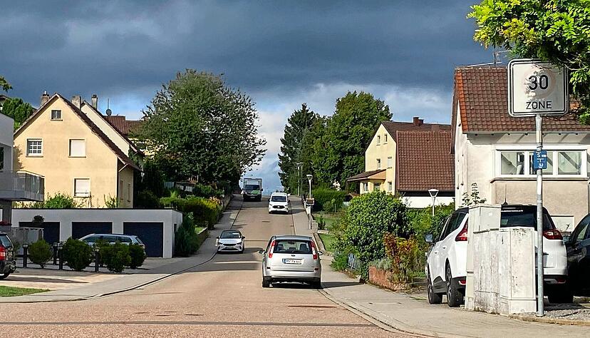 Am Beginn der Kirchardter Ringstraße markiert ein Verkehrsschild die 30er-Zone. An die Geschwindigkeitsbegrenzung halten sich allerdings nicht alle. Am Beginn der Kirchardter Ringstraße markiert ein Verkehrsschild die 30er-Zone. An die Geschwindigkeitsbegrenzung halten sich allerdings nicht alle.