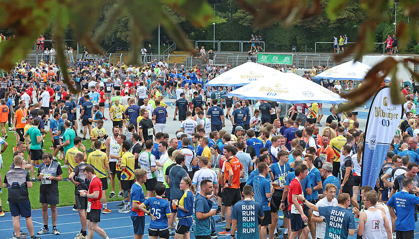 Im Frankenstadion sammeln sich die Läufer nach dem Lauf. Im Frankenstadion sammeln sich die Läufer nach dem Lauf.