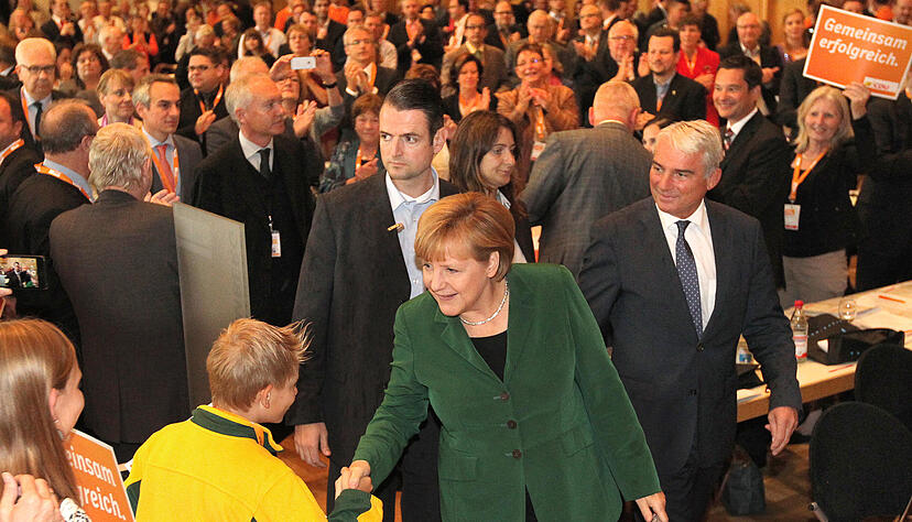 Bundeskanzlerin Angela Merkel 2013 beim CDU Landesparteitag in der Harmonie. Rechts der heutige Landesinnenminister Thomas Strobl. Foto: Archiv/Veigel
