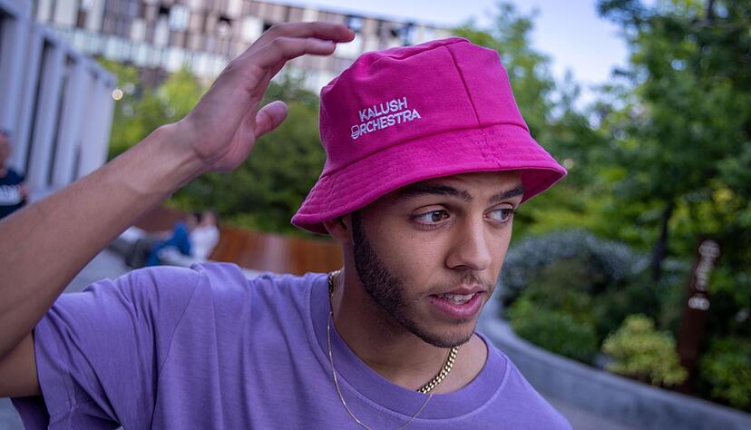Sänger Malik Harris mit einem Fischerhut, Bucket Hat (Eimer-Hut) genannt. Sänger Malik Harris mit einem Fischerhut, Bucket Hat (Eimer-Hut) genannt.