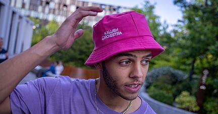 Sänger Malik Harris mit einem Fischerhut, Bucket Hat (Eimer-Hut) genannt. Sänger Malik Harris mit einem Fischerhut, Bucket Hat (Eimer-Hut) genannt.