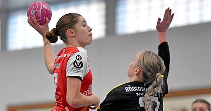 Lara D&auml;uble (links) war bei einer guten Mannschaftsleistung mit neun Toren beste Werferin der SG Schozach-Bottwartal in Berlin.