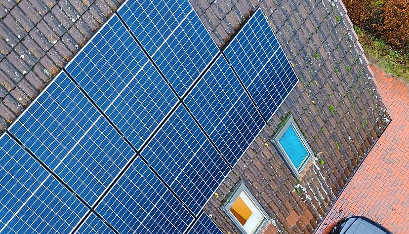 Module einer Photovoltaik-Anlage liegen auf dem Dach eines Privathauses: Der Bund fördert nun nicht nur den Ausbau von Solarstrom, sondern hat auch ein Entbürokratisierungspaket für Altanlagen auf den Weg gebracht.
Foto: Archiv/dpa Module einer Photovoltaik-Anlage liegen auf dem Dach eines Privathauses: Der Bund fördert nun nicht nur den Ausbau von Solarstrom, sondern hat auch ein Entbürokratisierungspaket für Altanlagen auf den Weg gebracht.
Foto: Archiv/dpa