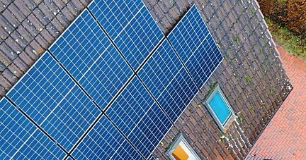 Module einer Photovoltaik-Anlage liegen auf dem Dach eines Privathauses: Der Bund fördert nun nicht nur den Ausbau von Solarstrom, sondern hat auch ein Entbürokratisierungspaket für Altanlagen auf den Weg gebracht.
Foto: Archiv/dpa