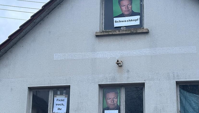 Deftige Beleidigungen prangen an den Fensterscheiben eines Hauses in Heilbronn-Biberach.