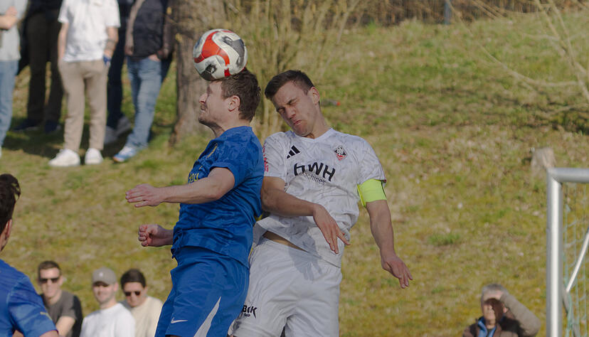 Bei einem Luftzweikampf rasselte Marc Zengerle (rechts) mit seinem Kopf mit dem eines Bruchsalers zusammen. Sein Einsatz in Pforzheim ist fraglich.