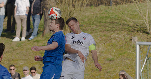 Bei einem Luftzweikampf rasselte Marc Zengerle (rechts) mit seinem Kopf mit dem eines Bruchsalers zusammen. Sein Einsatz in Pforzheim ist fraglich. Bei einem Luftzweikampf rasselte Marc Zengerle (rechts) mit seinem Kopf mit dem eines Bruchsalers zusammen. Sein Einsatz in Pforzheim ist fraglich.