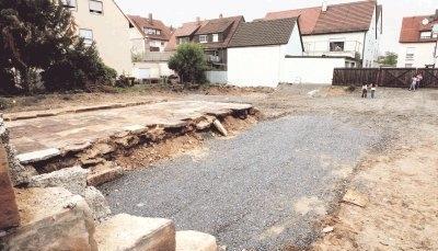 Noch &ouml;de, bald gr&uuml;n: Einst stand hier ein Bauernhof. Dieser Tage laufen die Arbeiten f&uuml;r einen 1200 Quadratmeter gro&szlig;en Quartiersgarten an.Foto: Guido Sawatzki