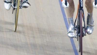 Zwei Bahnradsportler kämpfen um Zentimeter. Zwei Bahnradsportler kämpfen um Zentimeter.