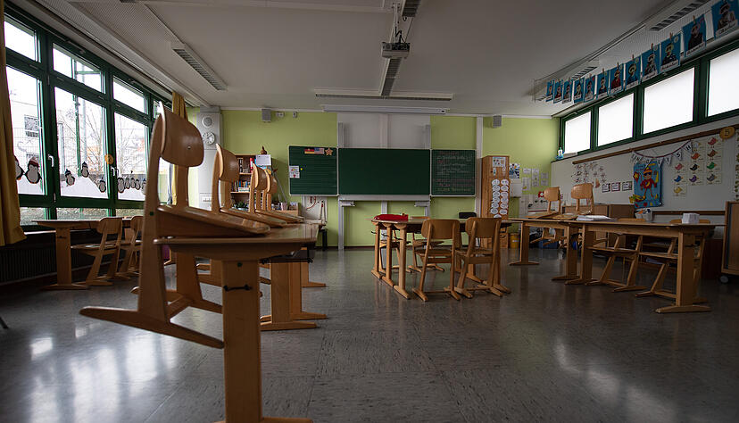 Ein leeres Klassenzimmer in einer Grundschule. Nach dem Auftreten einer Virusmutation  in einer Freiburger Kita wurde die Öffnung von Kitas und Schulen in Baden-Württemberg wieder verschoben.  Foto: dpa