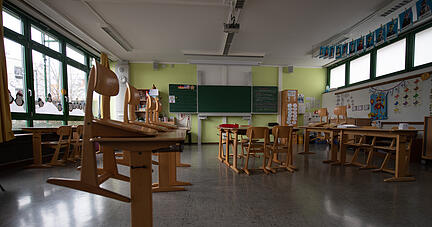 Ein leeres Klassenzimmer in einer Grundschule. Nach dem Auftreten einer Virusmutation  in einer Freiburger Kita wurde die Öffnung von Kitas und Schulen in Baden-Württemberg wieder verschoben.  Foto: dpa