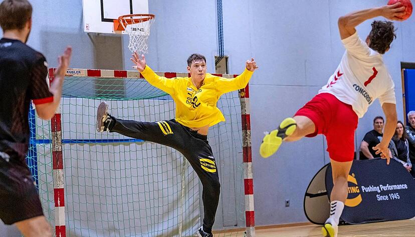 Torhüter Julian Buchele war nicht nur wegen seiner insgesamt acht Paraden in der ersten, sondern auch aufgrund seiner Rolle als Antreiber von der Bank in der zweiten Spielhälfte auffälligster Akteur in der deutschen Junioren-Auswahl. Torhüter Julian Buchele war nicht nur wegen seiner insgesamt acht Paraden in der ersten, sondern auch aufgrund seiner Rolle als Antreiber von der Bank in der zweiten Spielhälfte auffälligster Akteur in der deutschen Junioren-Auswahl.