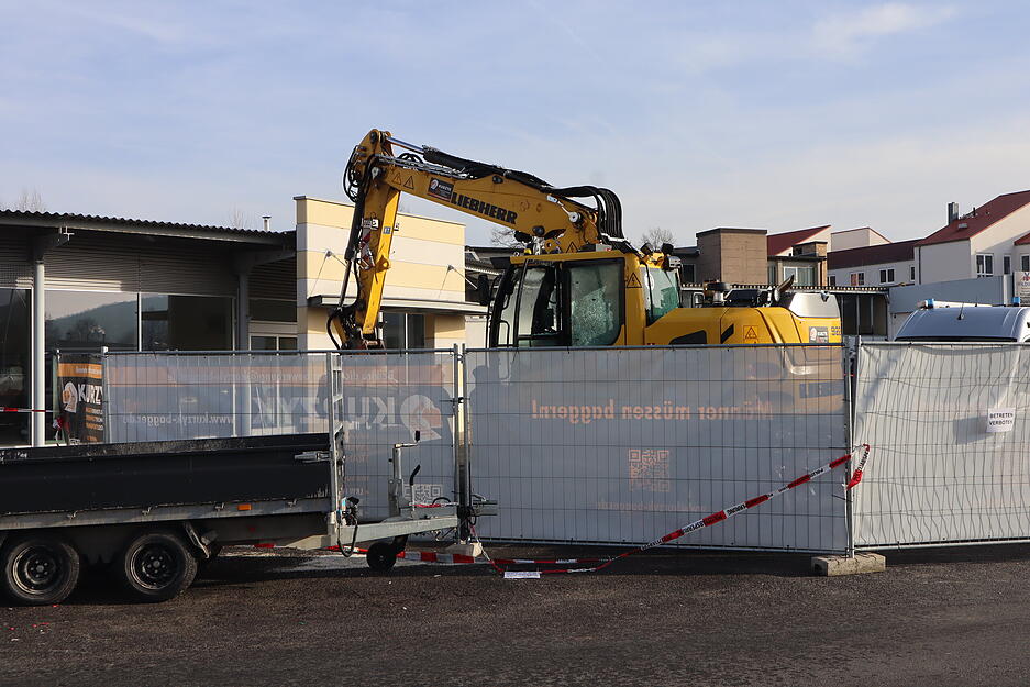 Der Bagger steht einen Tag nach der Zerstörungsfahrt auf dem Gelände einer Firma in Tauberbischofsheim.