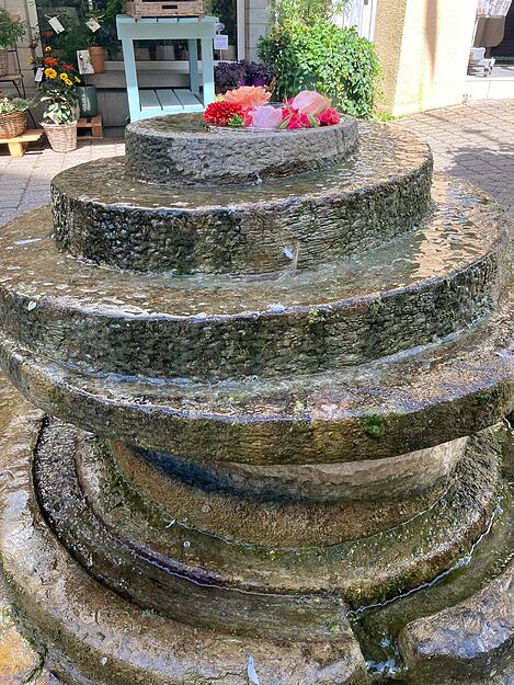 Der Brunnen vor der Blumengalerie Myleen in der Öhringer Poststraße ist immer hübsch dekoriert.