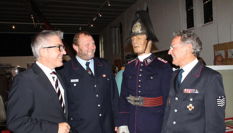 B&uuml;rgermeister Klaus Peter Waldenberger (von links), Kommandant Heiner Schiefer und Rolf Friedrich er&ouml;ffneten die Ausstellung.