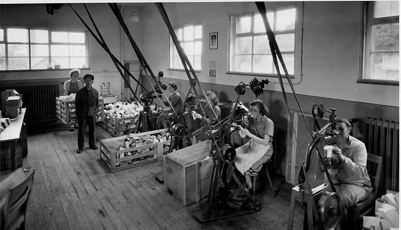 Blick in die Werkstatt. Das Foto ist nicht datiert. Eine ehemalige Mitarbeiterin hat es unserer Zeitung zur Verfügung gestellt.
Repros/Archivfoto: Birgit Riecker Blick in die Werkstatt. Das Foto ist nicht datiert. Eine ehemalige Mitarbeiterin hat es unserer Zeitung zur Verfügung gestellt.
Repros/Archivfoto: Birgit Riecker