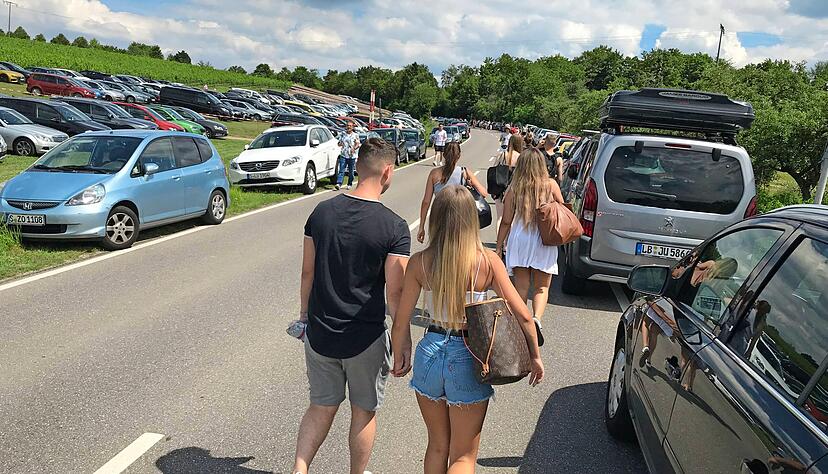 So sah es am Chaos-Sonntag im Juli 2020 rund um den Breitenauer See aus: Autos, wohin das Auge reicht. Selbst Hößlinsülz war zugeparkt.
Foto: Archiv/Kühl