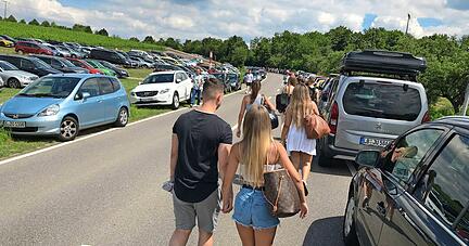 So sah es am Chaos-Sonntag im Juli 2020 rund um den Breitenauer See aus: Autos, wohin das Auge reicht. Selbst Hößlinsülz war zugeparkt.
Foto: Archiv/Kühl