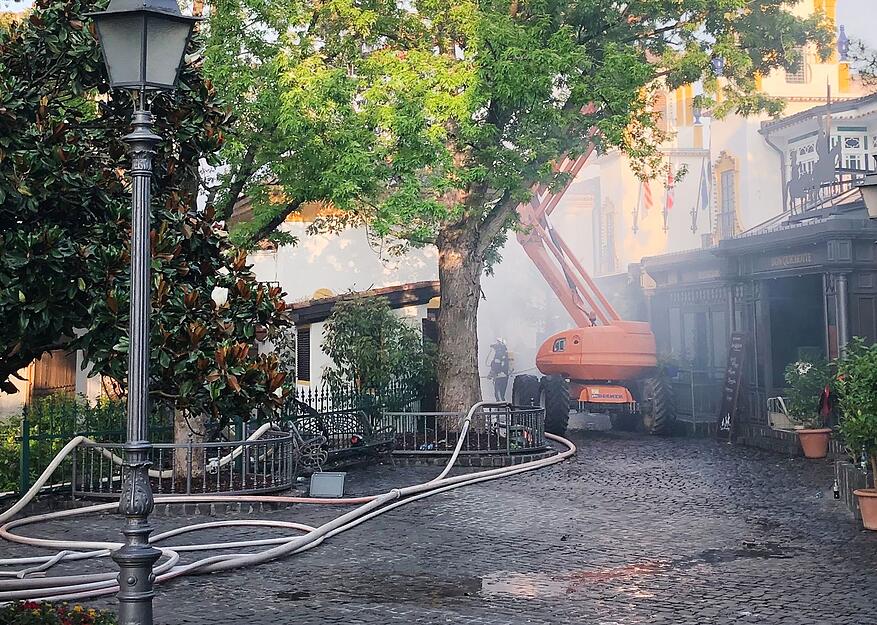 Feuerwehrleute sind am Europa-Park im Einsatz. Feuerwehrleute sind am Europa-Park im Einsatz.