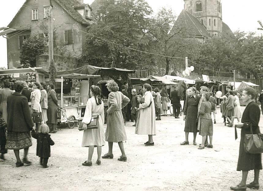Ein Foto vom ersten Weibertreuherbst nach dem Zweiten Weltkrieg im Jahr 1947. An dieser Stelle steht heute die Kita Grasiger Hag. Im Hintergrund die Johanneskirche. Ein Foto vom ersten Weibertreuherbst nach dem Zweiten Weltkrieg im Jahr 1947. An dieser Stelle steht heute die Kita Grasiger Hag. Im Hintergrund die Johanneskirche.
