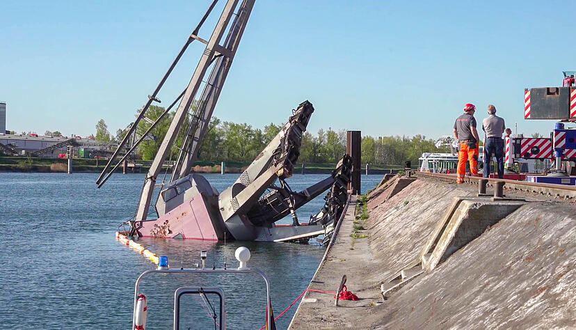 Ein Krank ist am Rheinhafen ins Wasser gest&uuml;rzt und hat zwei Arbeiter unter Wasser gezogen.